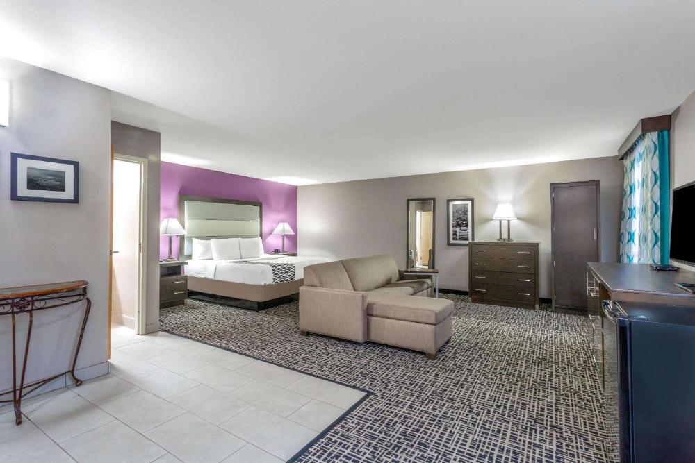 Deluxe King Room - Non-Smoking interior