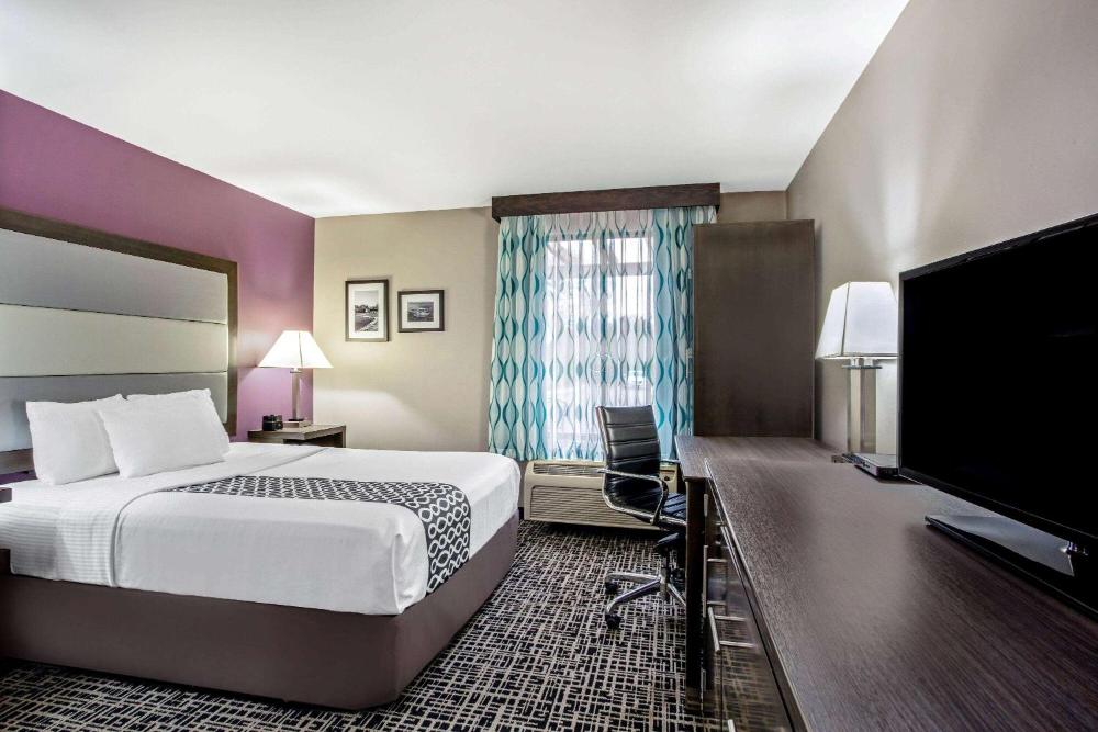 Queen Room - Mobility Access/Non-Smoking interior